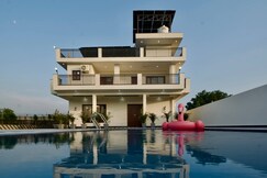 Rooms of CasaBianca Private Luxury Oasis with Pool Lawn