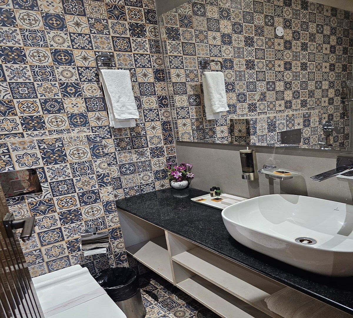 Hotel Gold In Leaf - Tap to explore photos