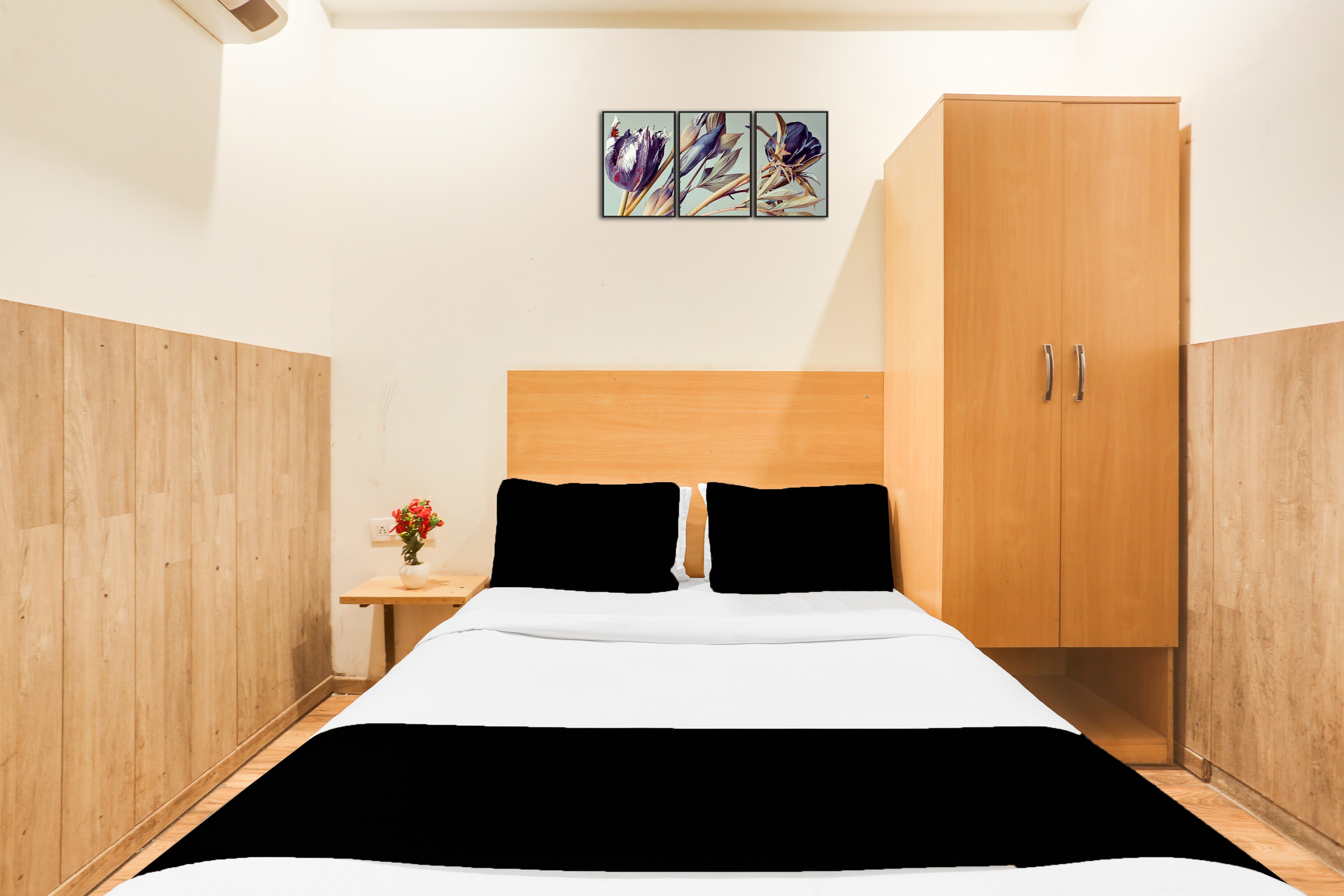 Townhouse OTH Buddhi - Tap to explore photos