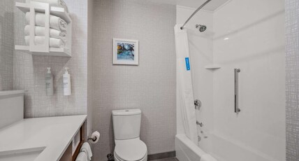 Hampton Inn by Hilton Morro Bay Room Type - 1 KING BED HEARING ACCESS