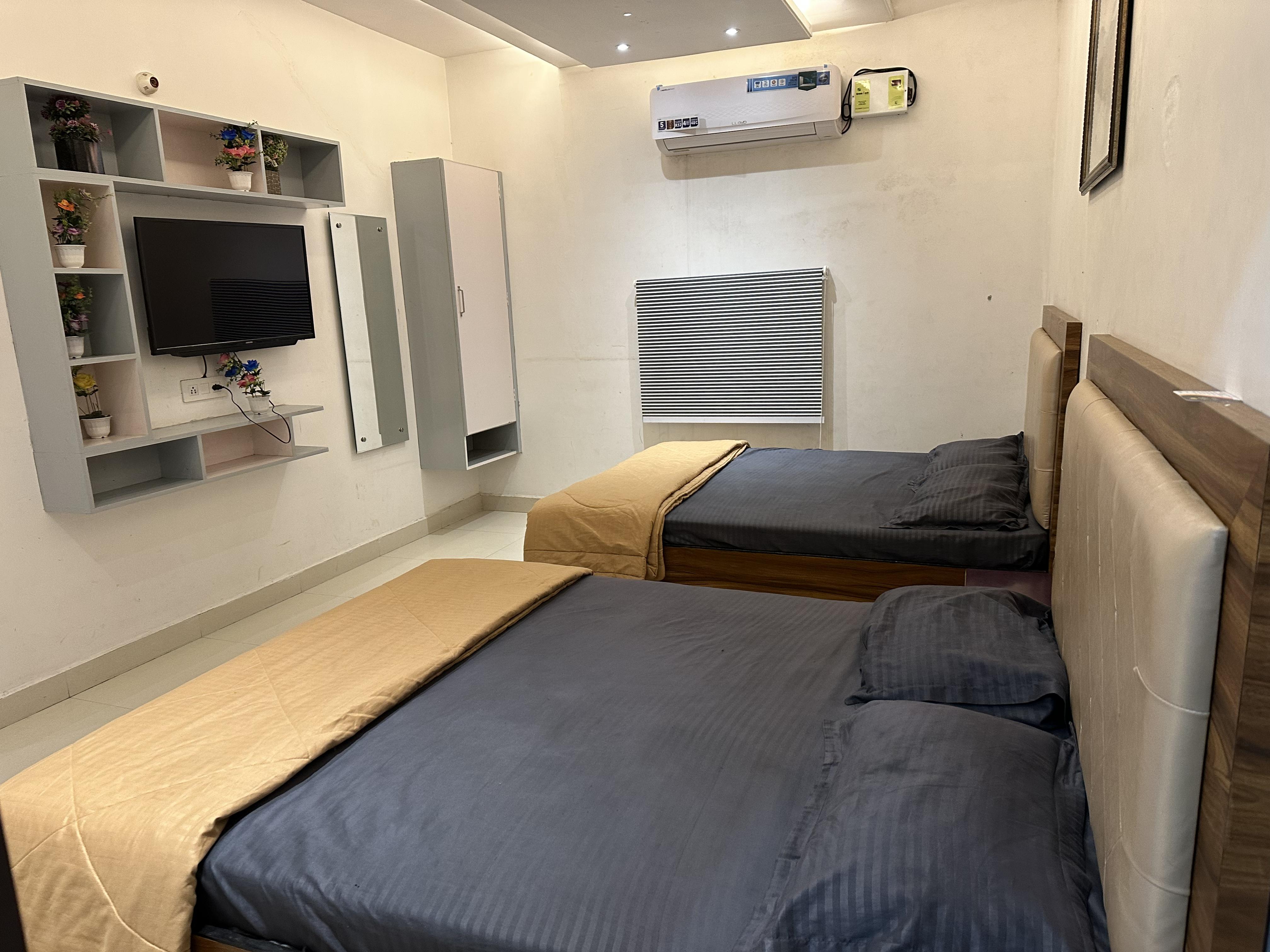 HB Hotel - Tap to explore photos