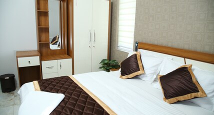 88 Homes Near Lulu Mall Room Type - Private AC Room in an Apartment
