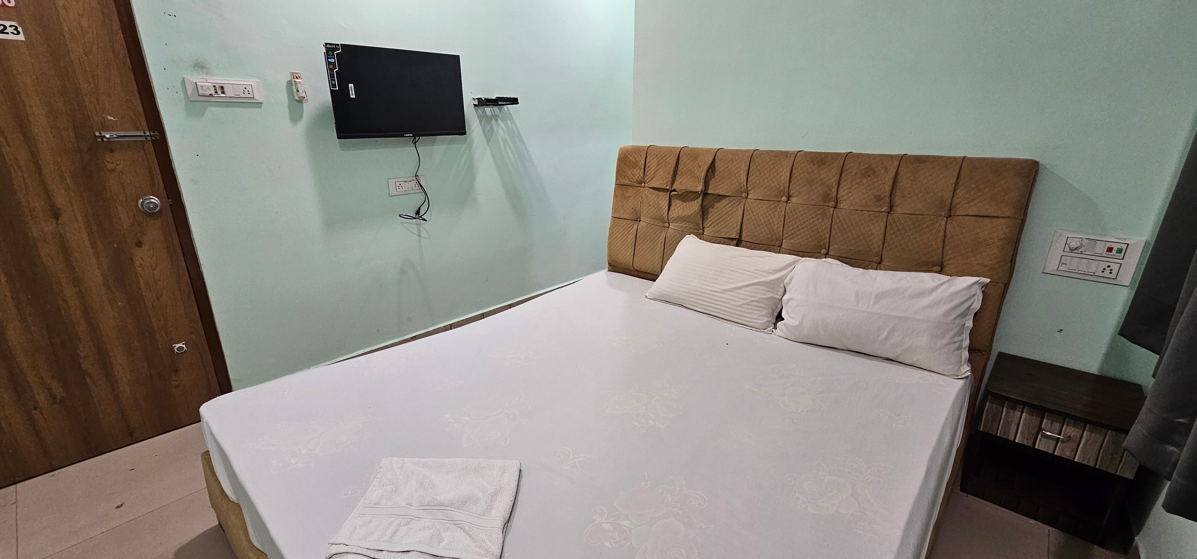 Hotel Comfort Vesu - Tap to explore photos