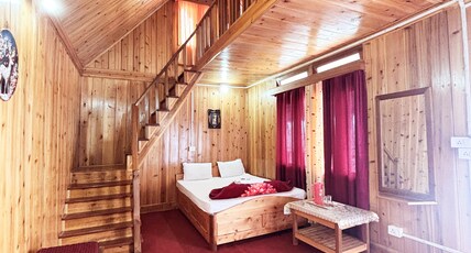 KOLAKHAM SILVERPINE RETREAT HOMESTAYPure Veg  LAVA Room Type - Bedroom 2