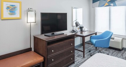 Hampton Inn & Suites Miami-Doral Dolphin Mall Room Type - KING STUDY-NON SMOKING