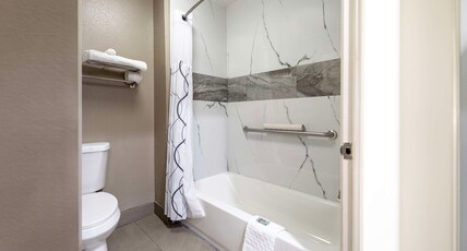 Best Western Gateway Inn Room Type - 1 King Bed, Non-Smoking, Wireless High-Speed Internet, Jacuzzi, Microwave And Refrigerator, Full Bre Best Western Gateway Inn Room Type - 1 King Bed, Non-Smoking, Wireless High-Speed Internet, Jacuzzi, Microwave And Refrigerator, Full Bre