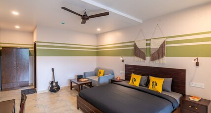 The Hosteller Dharamshala Room Type - Deluxe Double Room with Balcony and Valley View