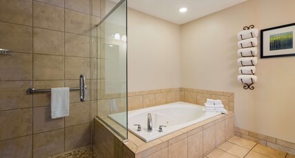 Best Western Plus Landmark Hotel Room Type - Suite - 1 King 2 Singles, Non-Smoking, Loft, Two Sofabeds, Jetted Tub, Fireplace, Kitchenette, Full 