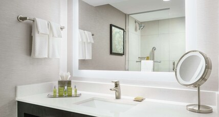 DoubleTree by Hilton Orlando Airport Room Type - 1 KING JR SUITE NONSMOKING