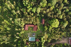 Coffee Breeze Homestay by Dazzle Destinations | Swimming Pool and Simple Rooms