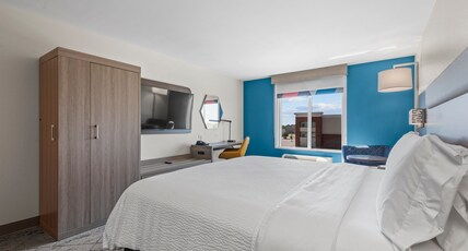 Holiday Inn Express Tulsa South Bixby Room Type - 1 King Bed Standard Extra Floor Space