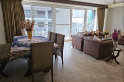 Luxurious 4Bed Room Def Col Cook Breakfast Parking