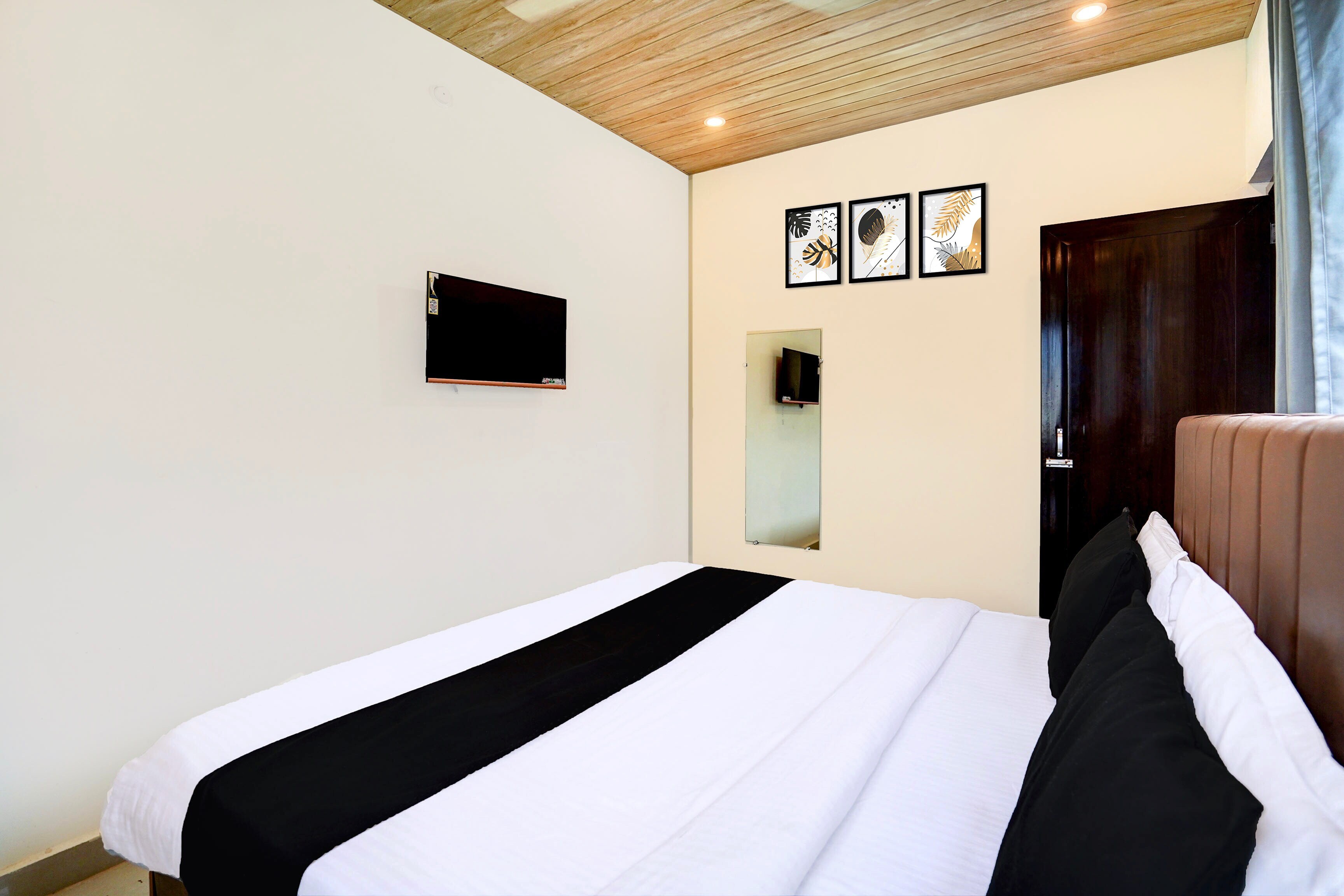 Hotel O Back Packers Stay - Tap to explore photos