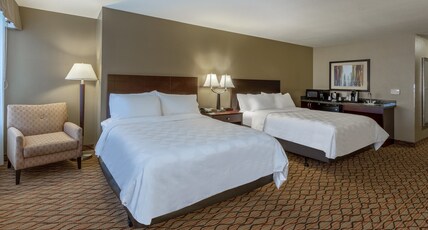 Holiday Inn Eau Claire South Room Type - 2 Qn Suite Comm Mobil Access Roll Shwr