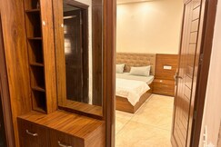 Amur Stay 6: 9 Bedroom Aerocity Villa near Airport