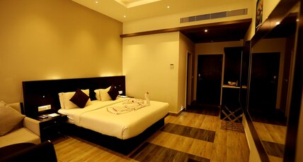 QUEENS INN Room Type - Deluxe Double Room