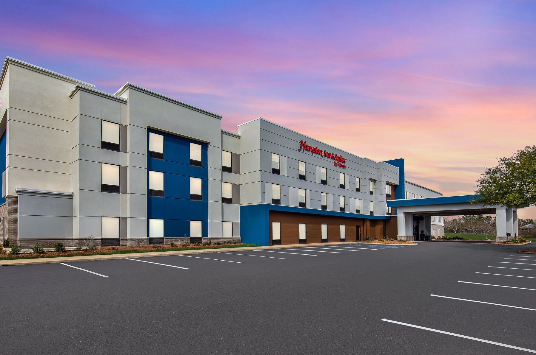 Hampton Inn & Suites Dothan - Tap to explore photos