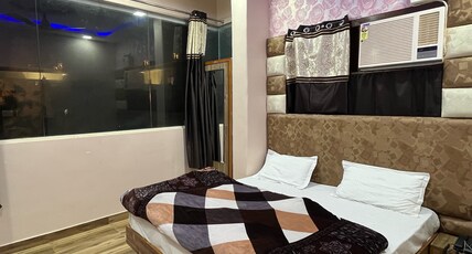 FRNDZ INN BED & BREAKFAST Room Type - Super  Deluxe Room With Golden Temple Street View