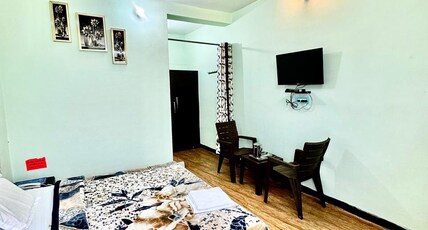 HOTEL SALOONI HILLS Room Type - King Bed Room with Forest View