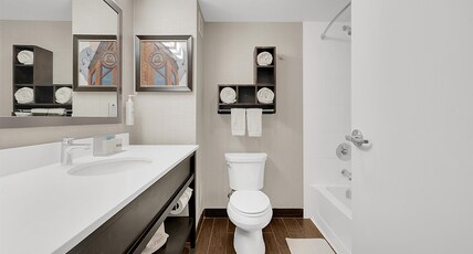 Hampton Inn & Suites by Hilton Toronto Markham, ON Room Type - 2 QNS MICROWV FRIDGE NS