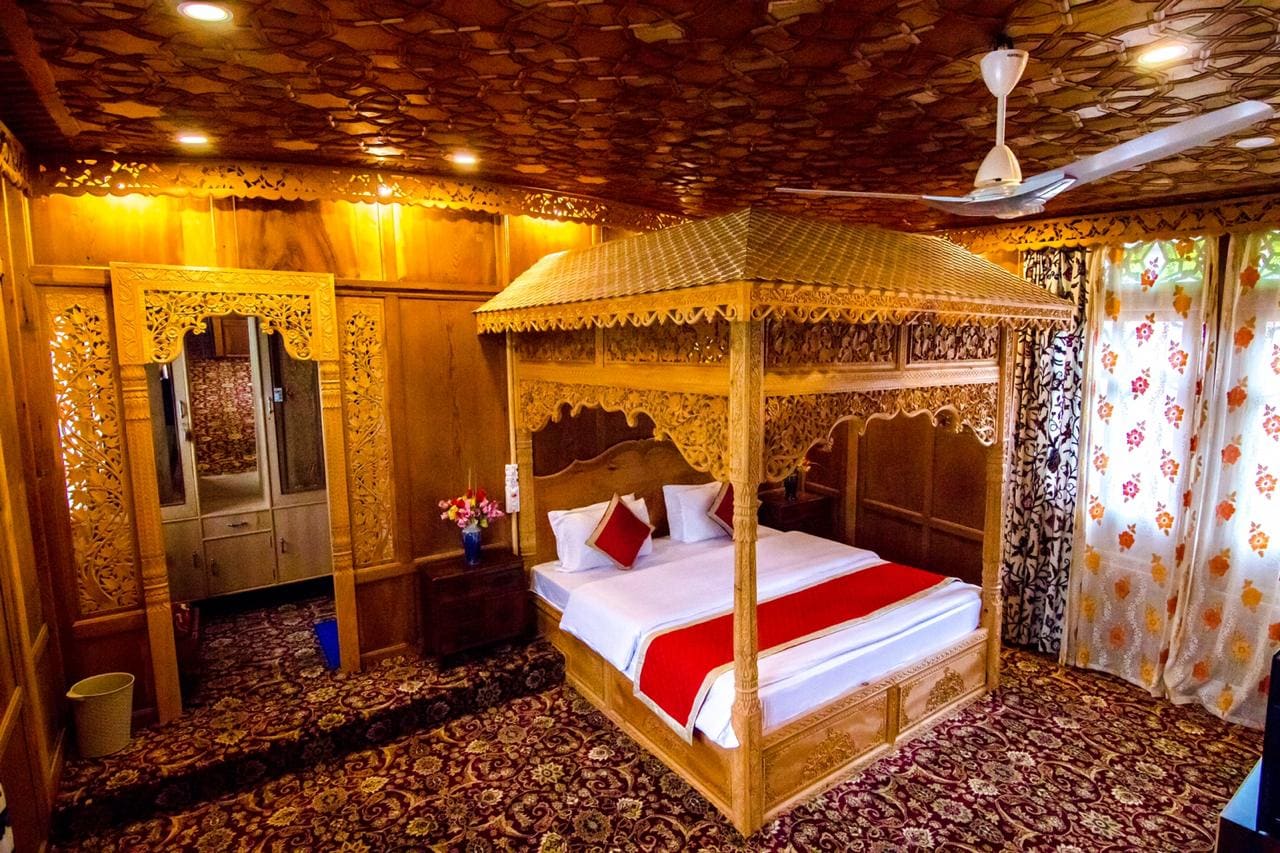 Sikandra Palace Group Of Houseboats - Tap to explore photos