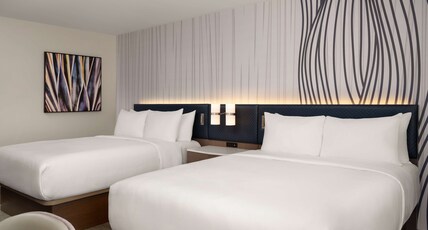 Hotel LIVE Wilmington, Tapestry Collection by Hilton Room Type - 2 QUEEN MOB ACCESS RI SHWR