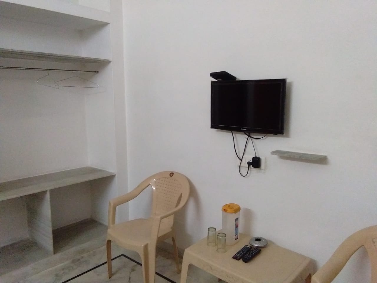Shreenath Guest House - 500 meters from Railway Station. - Tap to explore photos