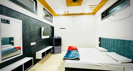 Hotel Dwarika -100 MTR from Bus Stand. Room Type - DELUXE ROOM