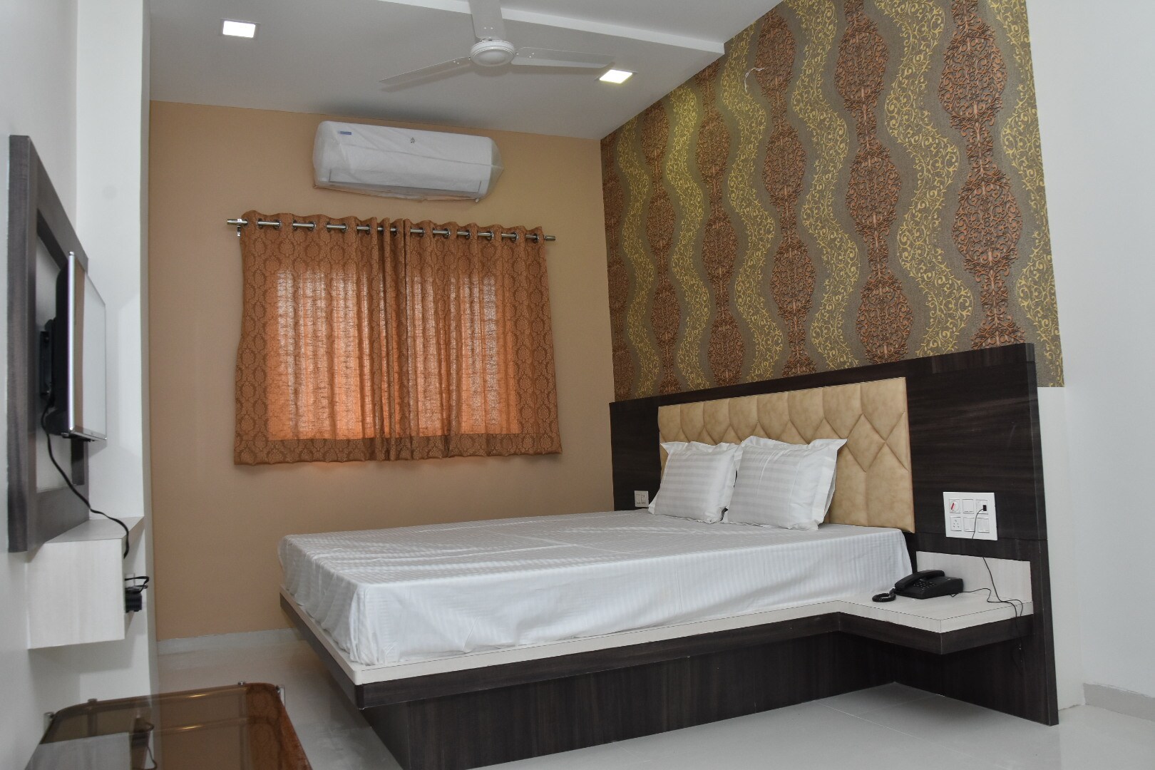 Hotel Yash Regency - Tap to explore photos