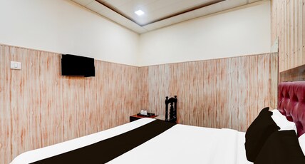 Super Collection O Tajganj West Gate Formerly Hotel Host Room Type - Classic