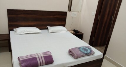 Bindra Paradise (800 meter from Golden Temple) Room Type - Non AC Double Bed Room ( 3rd Floor )