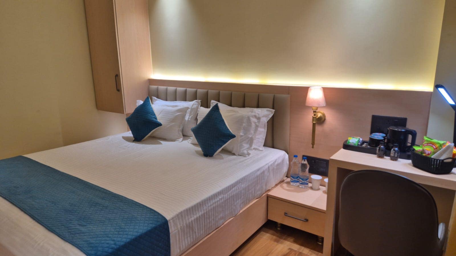 HOTEL CENTRAL TREE - Tap to explore photos