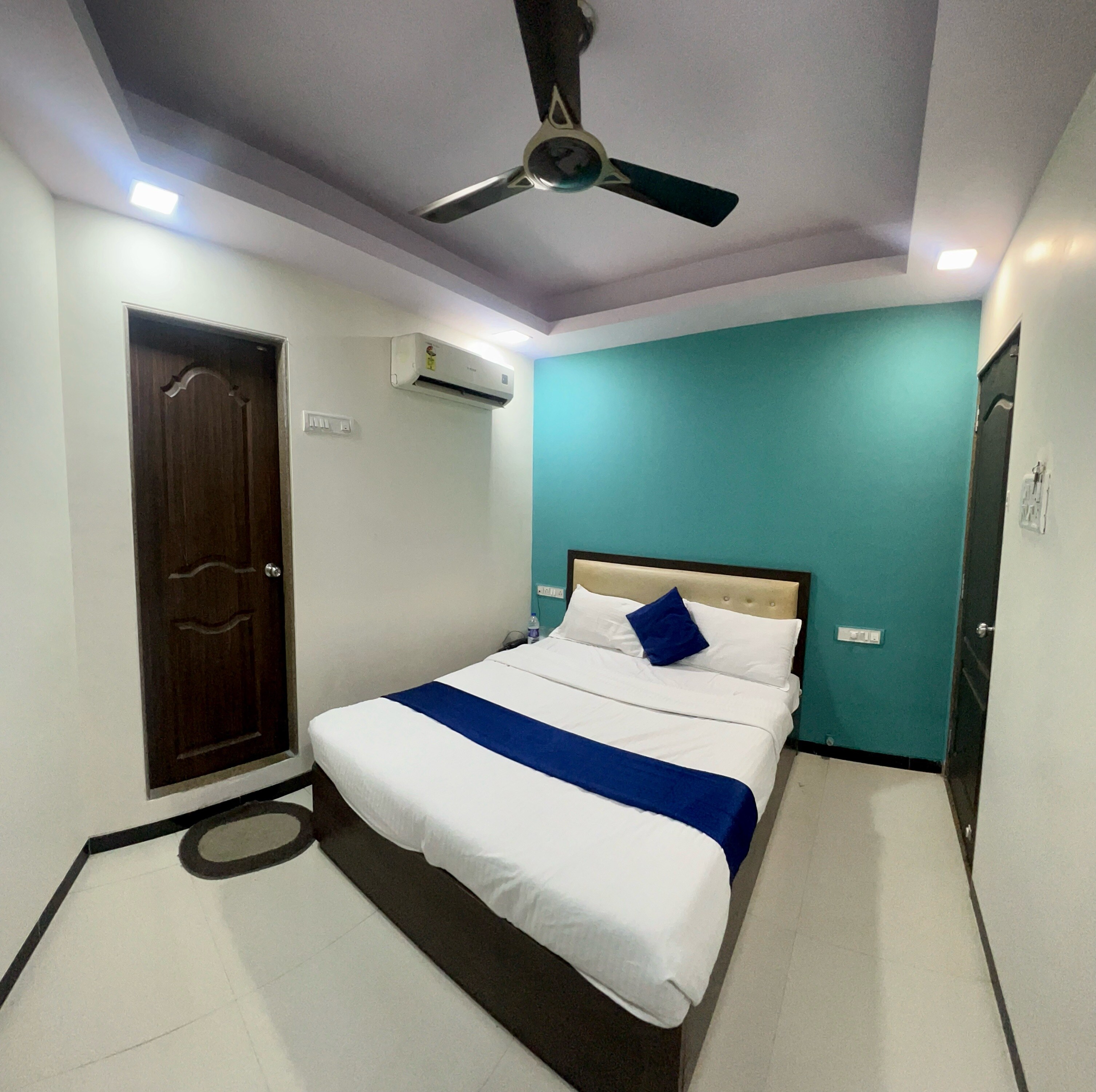 HOTEL ZEE RESIDENCY - Tap to explore photos