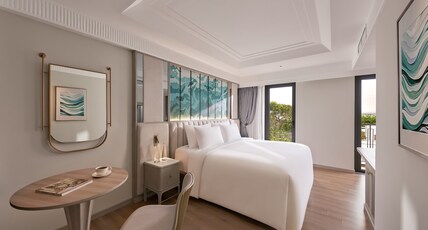 La Siesta Premium Lakeside Room Type - Executive Suite