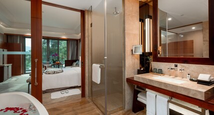 InterContinental Hotels KUNMING, an IHG hotel Room Type - 1 King Premium Balcony