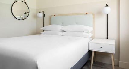 Hampton by Hilton Grand Cayman Room Type - KING BED STANDARD