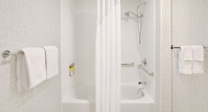 Holiday Inn Express & Suites Tilton Room Type - 1 King Bed Suite Mobil Access Tub