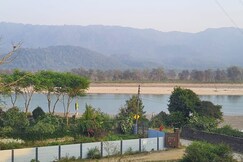 Advik-2BHK Cozy Apartment near Ganges