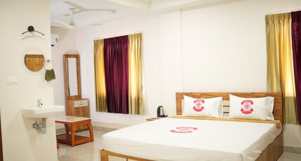 Benzy Tourist Home Room Type - Deluxe Room with City View King Bed