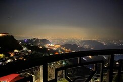 Mountain Heaven 2 BHK flat 1km from Mall Road