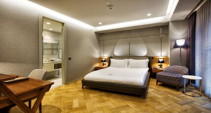 FER HOTEL Room Type - Corner Suite, Atrium Pool View