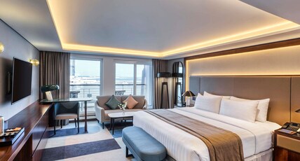 Queen Elizabeth 2 Room Type - Captains Room with Balcony with 1 King size Bed