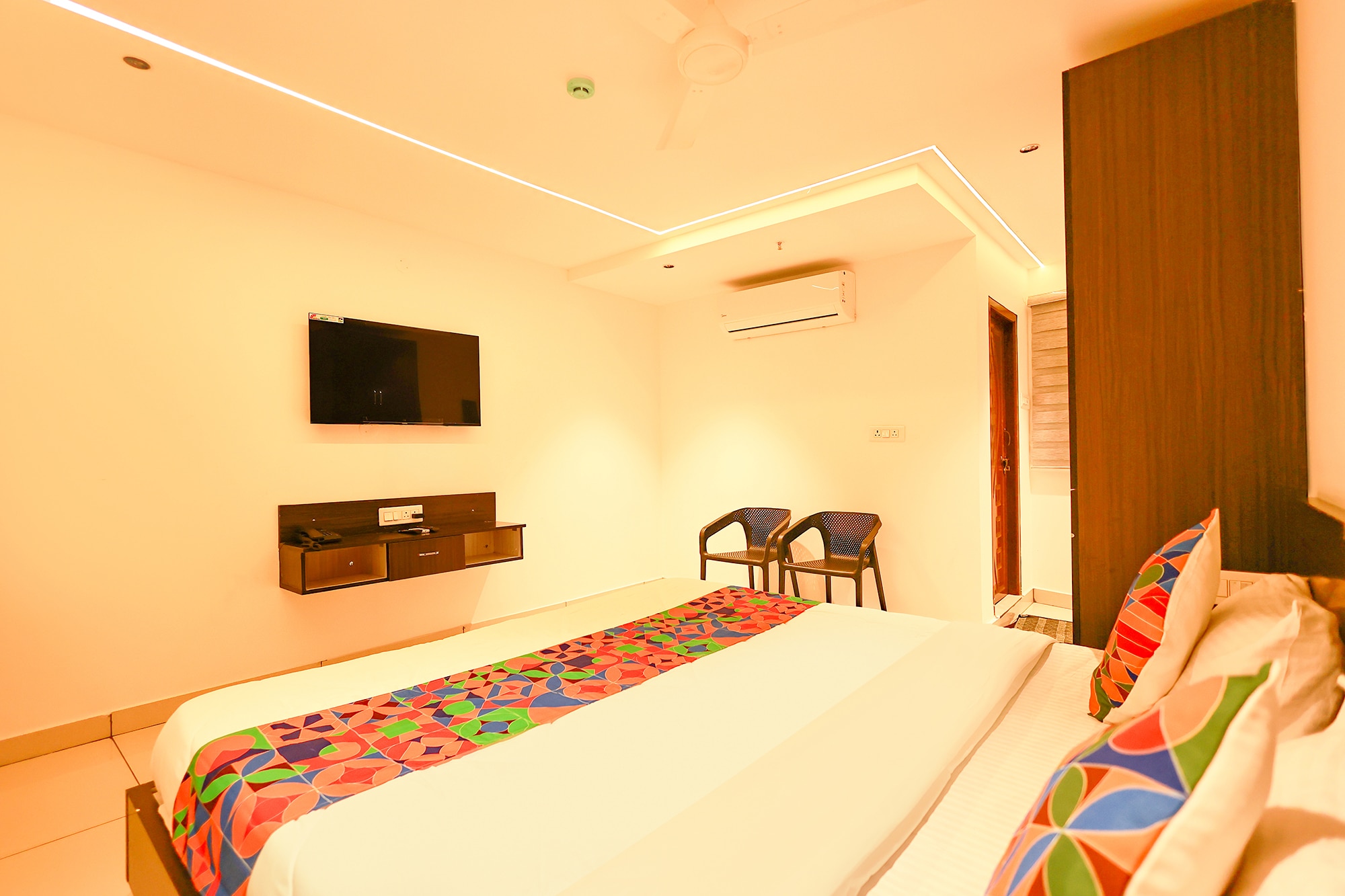 FabHotel Aishwarya Inn Hanamkonda - Tap to explore photos