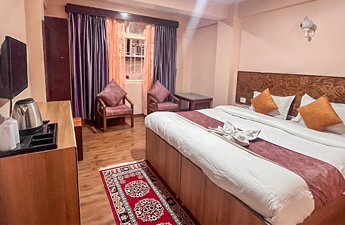 Rare Himalayas Manasarovar A Pocket Friendly Hotel In Mall Road Darjeeling - Tap to explore photos