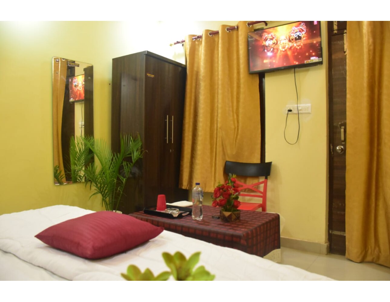 Lucknow Luxury Hotel And Restaurant - Tap to explore photos