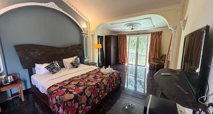 Mirabilis Resort Room Type - Suite Room with Bathtub
