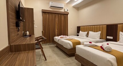 Hotel Saesha International Room Type - Luxury triple bedroom