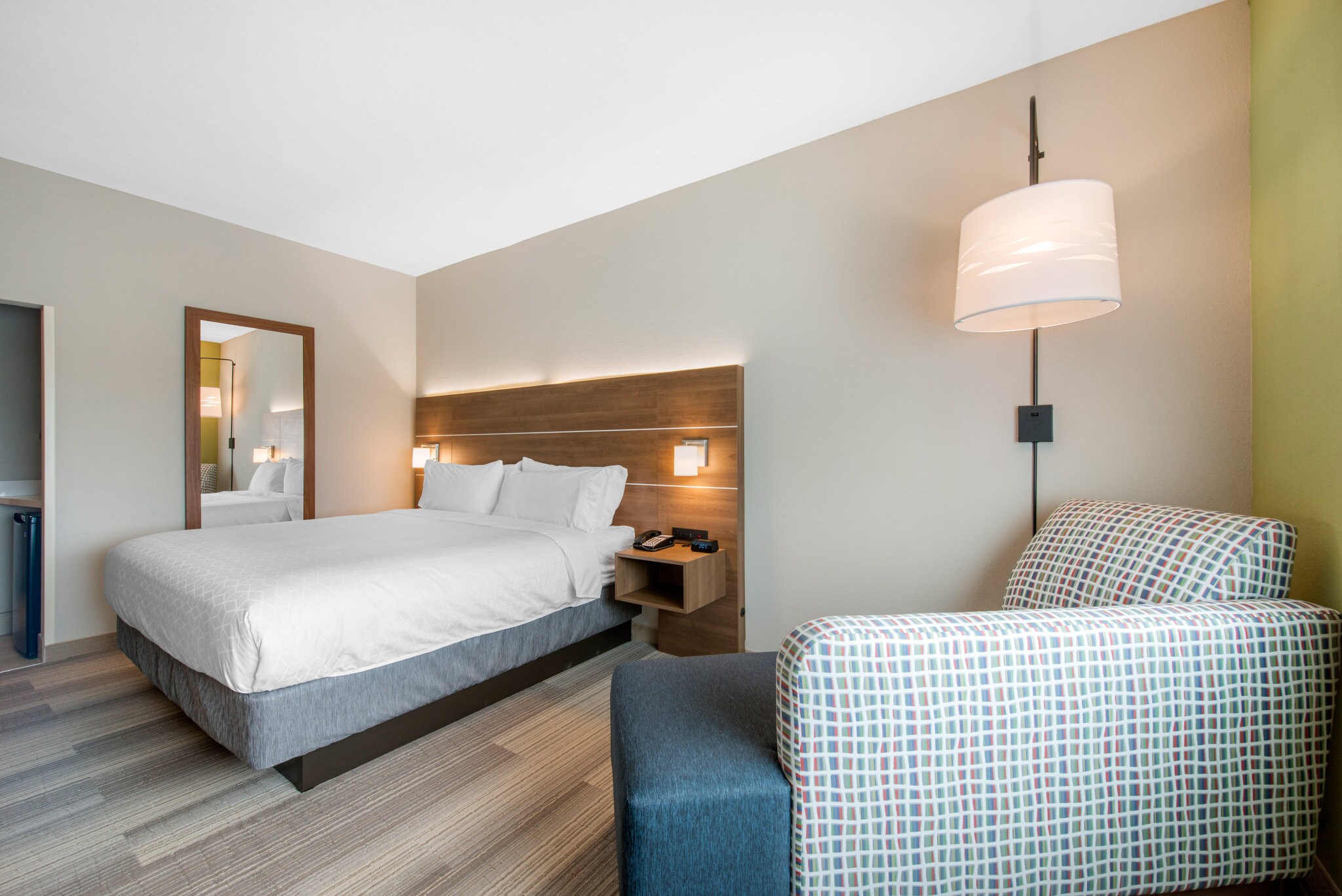 Holiday Inn Express & Suites Alachua - Gainesville Area - Tap to explore photos