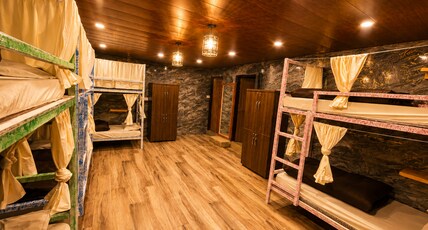 Peakaboo Room Type - 8 Bed Mix Dormitory Ensuite