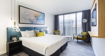 MERCURE CANBERRA BELCONNEN Room Type - Standard Room with 1 queensize bed